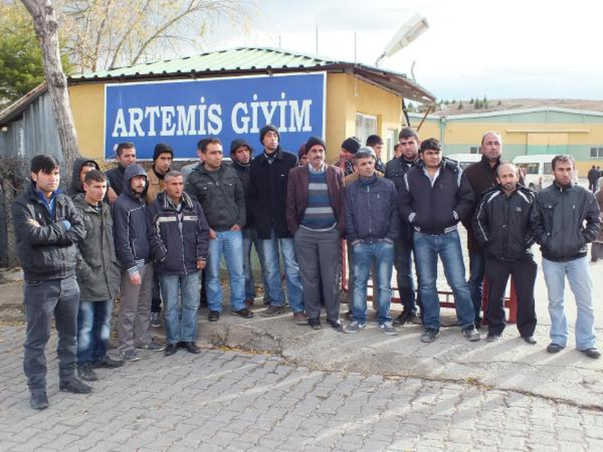 Tekstil Fabrikasında İşçilerin Maaş Eylemi