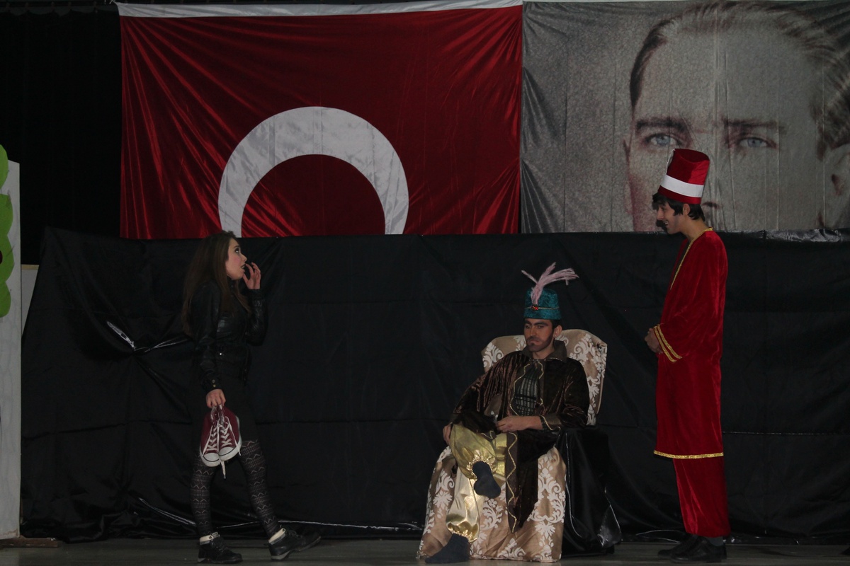 Üniversite Öğrencilerinden Küçüklere Tiyatro Gösterisi