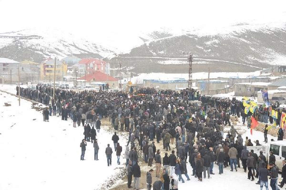Yüksekova\'da Cenaze Gerginliği