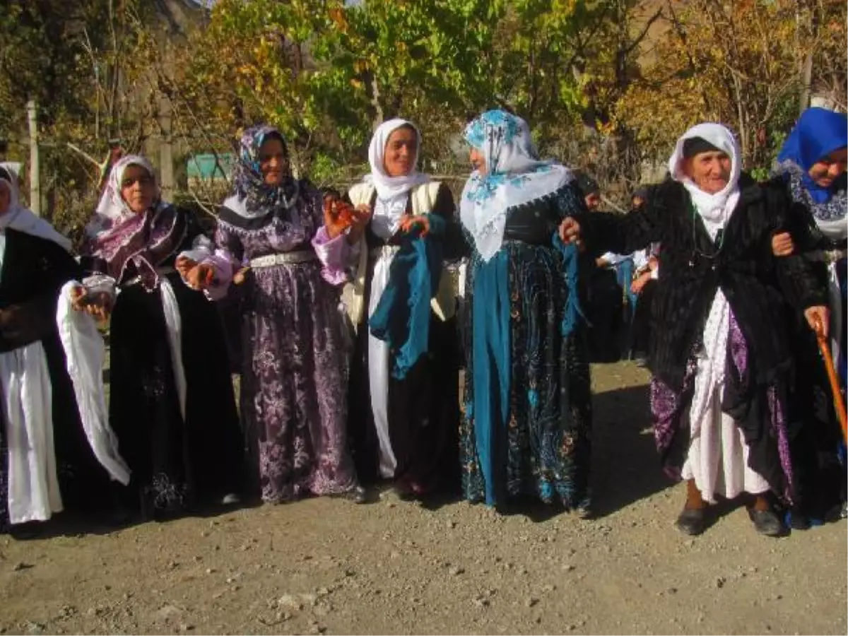 90 Yaşında Bastonla Halay Çekti