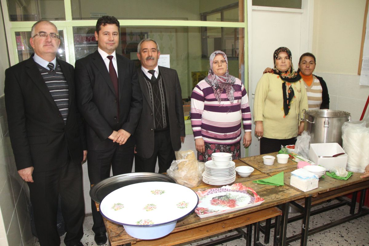 Akhisar\'da İlköğretim Okulunda İlk Aşure Heyecanı