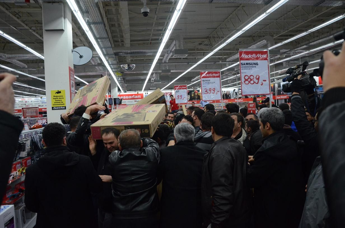 Ankara\'da Elektronik Mağazası Açılışı İçin Vatandaşlar Soğuğa Rağmen Uzun Kuyruklar Oluşturdu