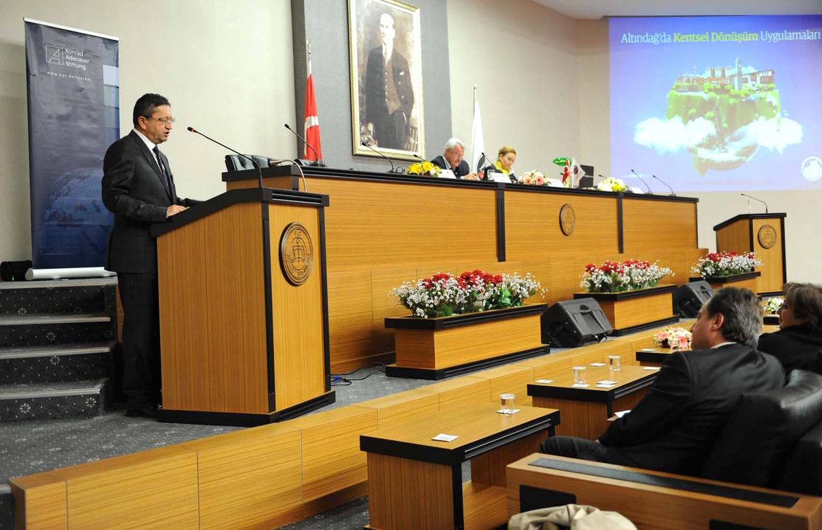 Başkan Tiryaki \'Afet Riski ve Kentsel Dönüşüm Sempozyumu\'na Katıldı