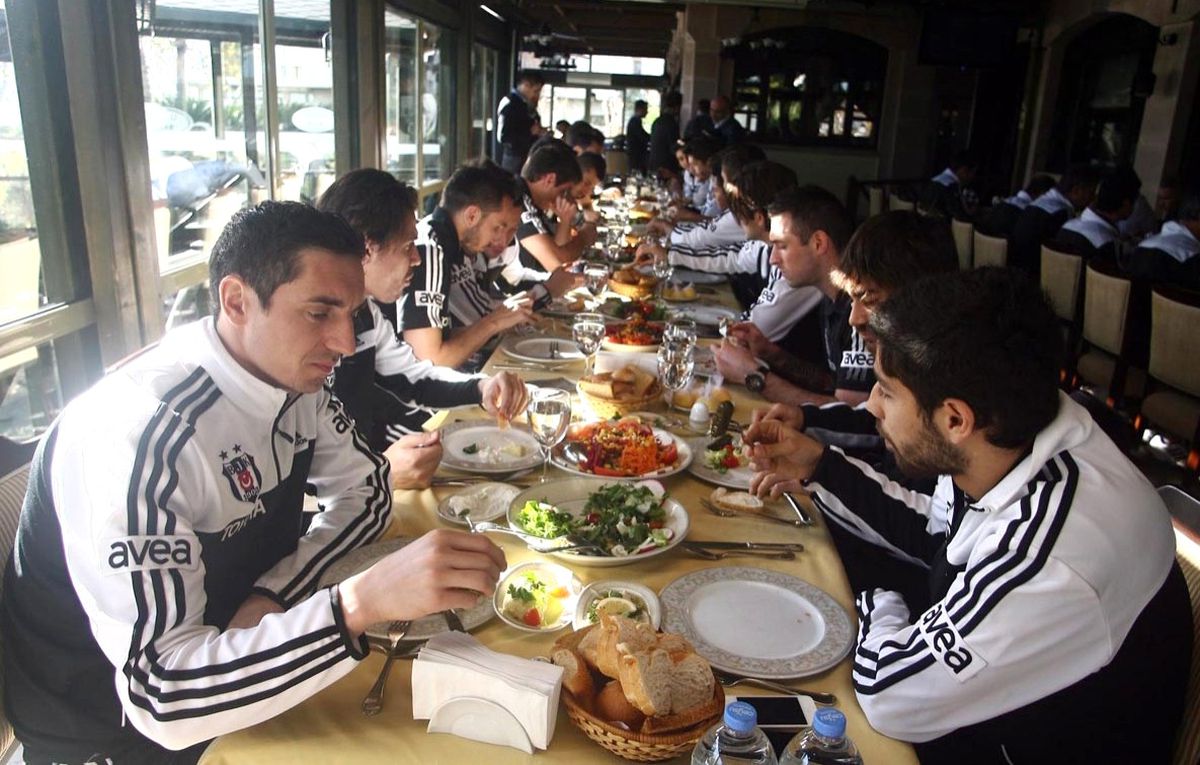 Beşiktaş, Antalya\'da Moral Yemeği Yedi