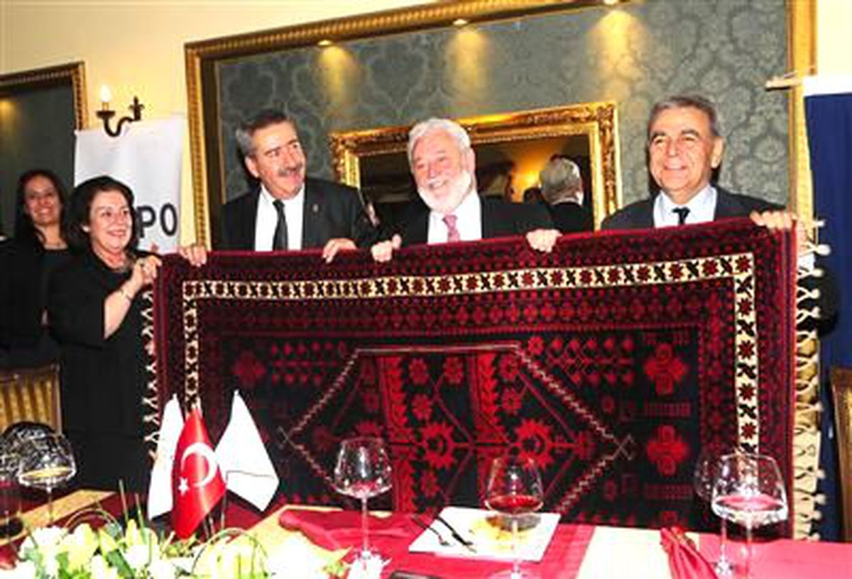 Bıe Genel Sekreteri Loscarteles\'e 150 Yıllık Halı