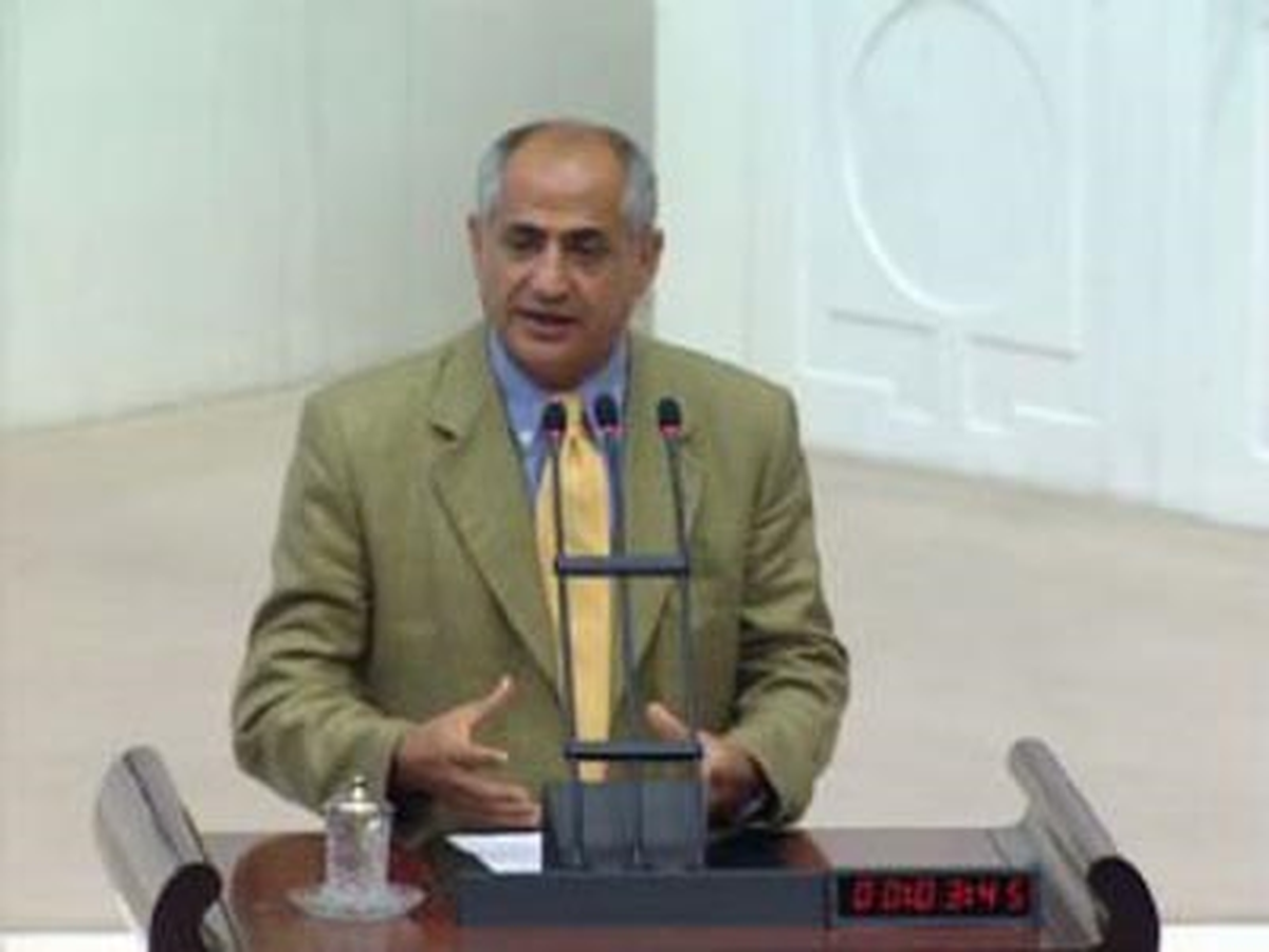 CHP\'li Çam, Meclis Genel Kurulu\'nda Marş Okudu