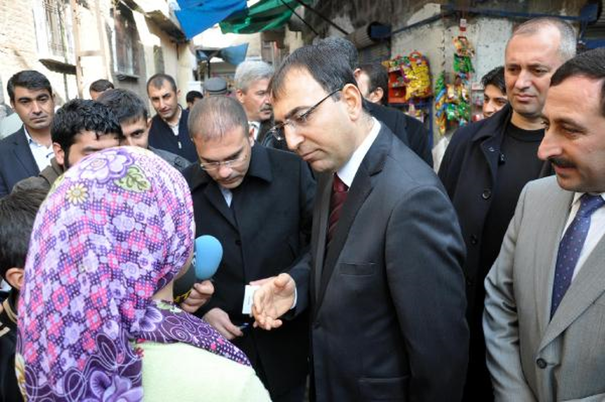 Diyarbakır Valisi Kürtçe Konuştu: Başım Gözüm Üstüne