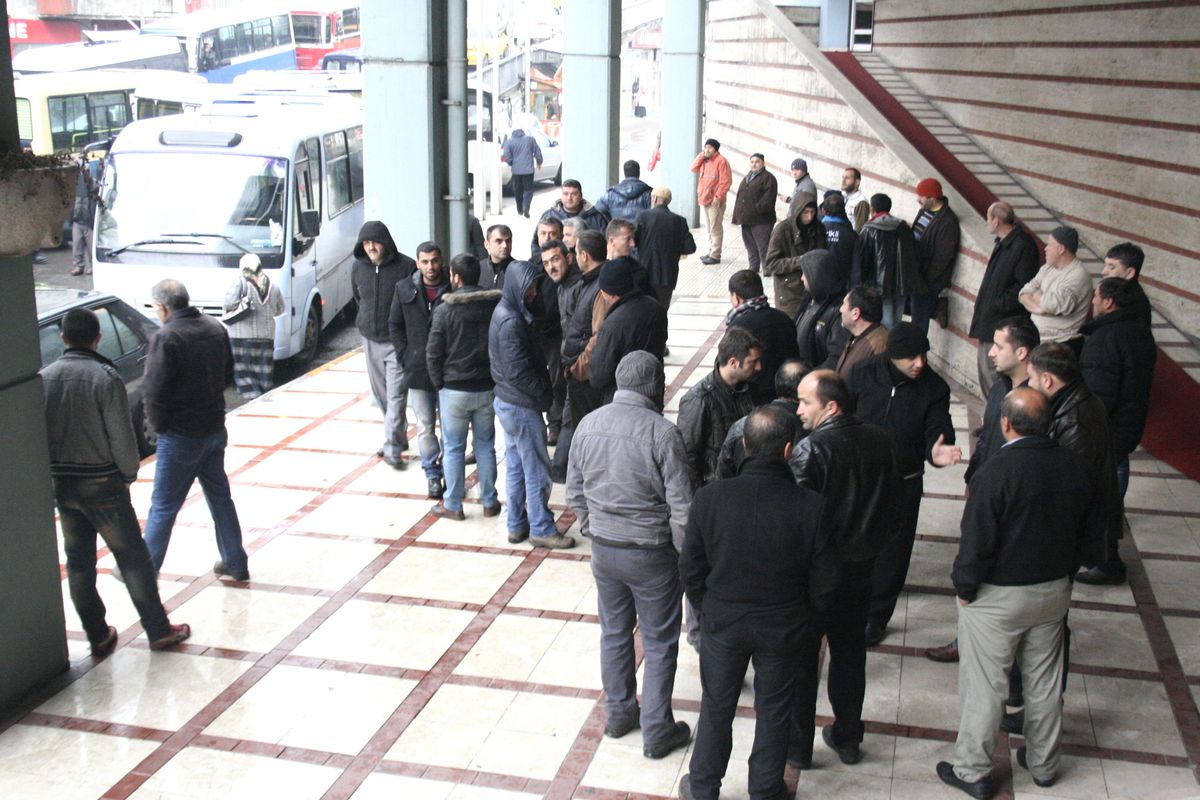 Dolmuşçular Belediye Önünde Kontak Kapattı