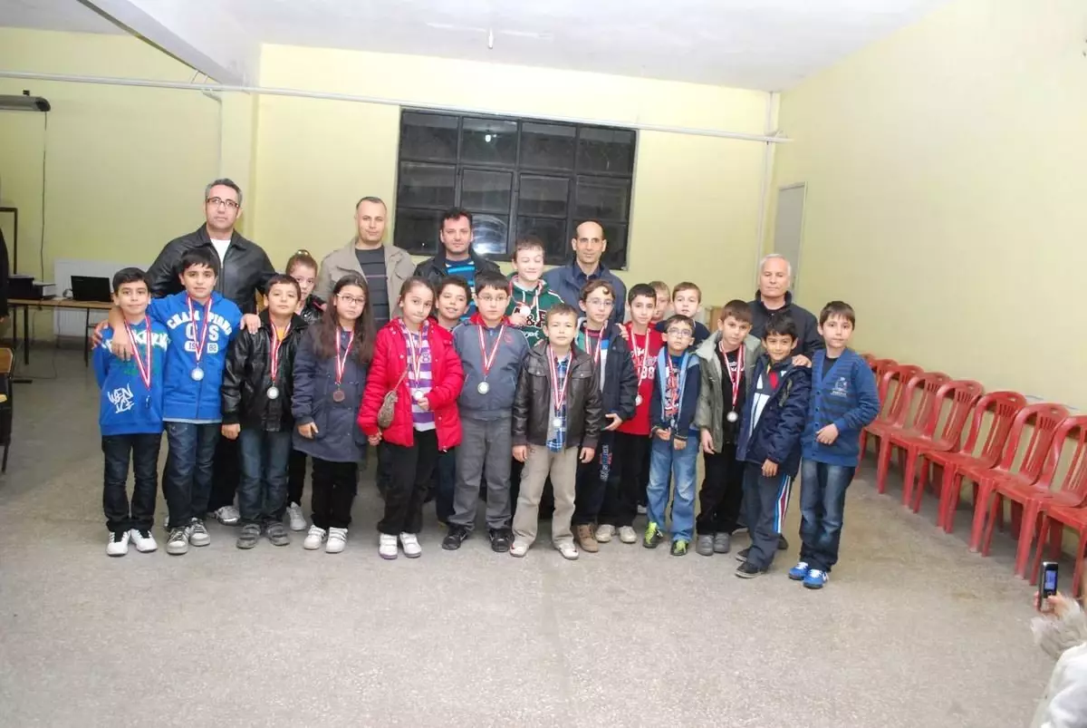 Edremit\'te Santranç Turnuvası Seçmeleri Heyecan İçinde Geçti