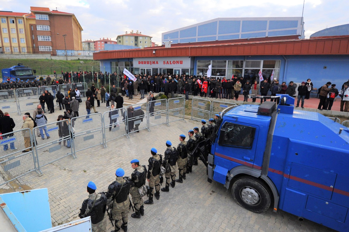 Ergenekon Davası İçin Yüzlerce Kişi Silivri\'ye Geldi