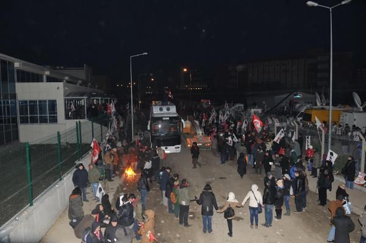 Ergenekon Sanıklarına Destek Halayı
