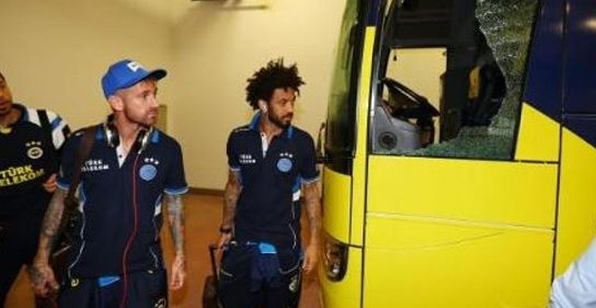 Fenerbahçe Otobüsünün Taşlanması