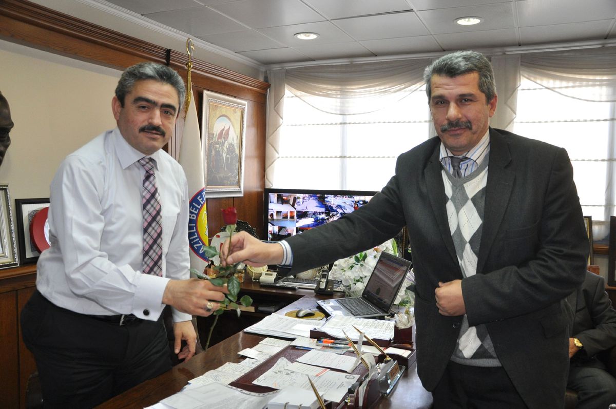 Gül Hediye Ederek Dostluklarını Pekiştirdiler