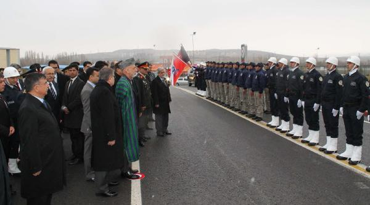 Karzai, Sivas\'ta Afgan Polis Adaylarını Ziyaret Etti