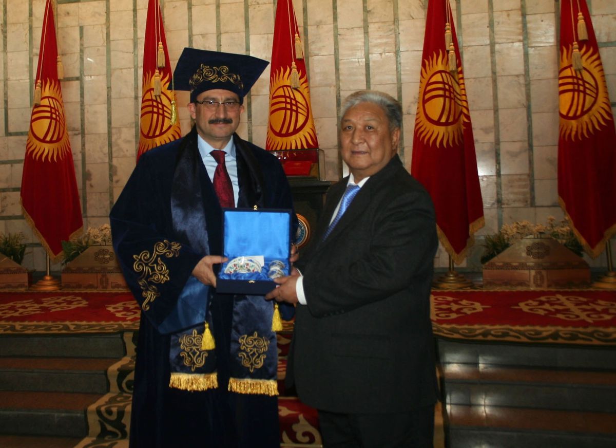 Başkan Ak\'a Kırgızistan\'dan Fahri Doktora