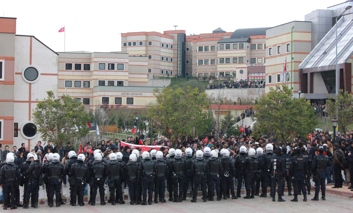 Kocaeli Üniversitesi\'nde Gerginlik
