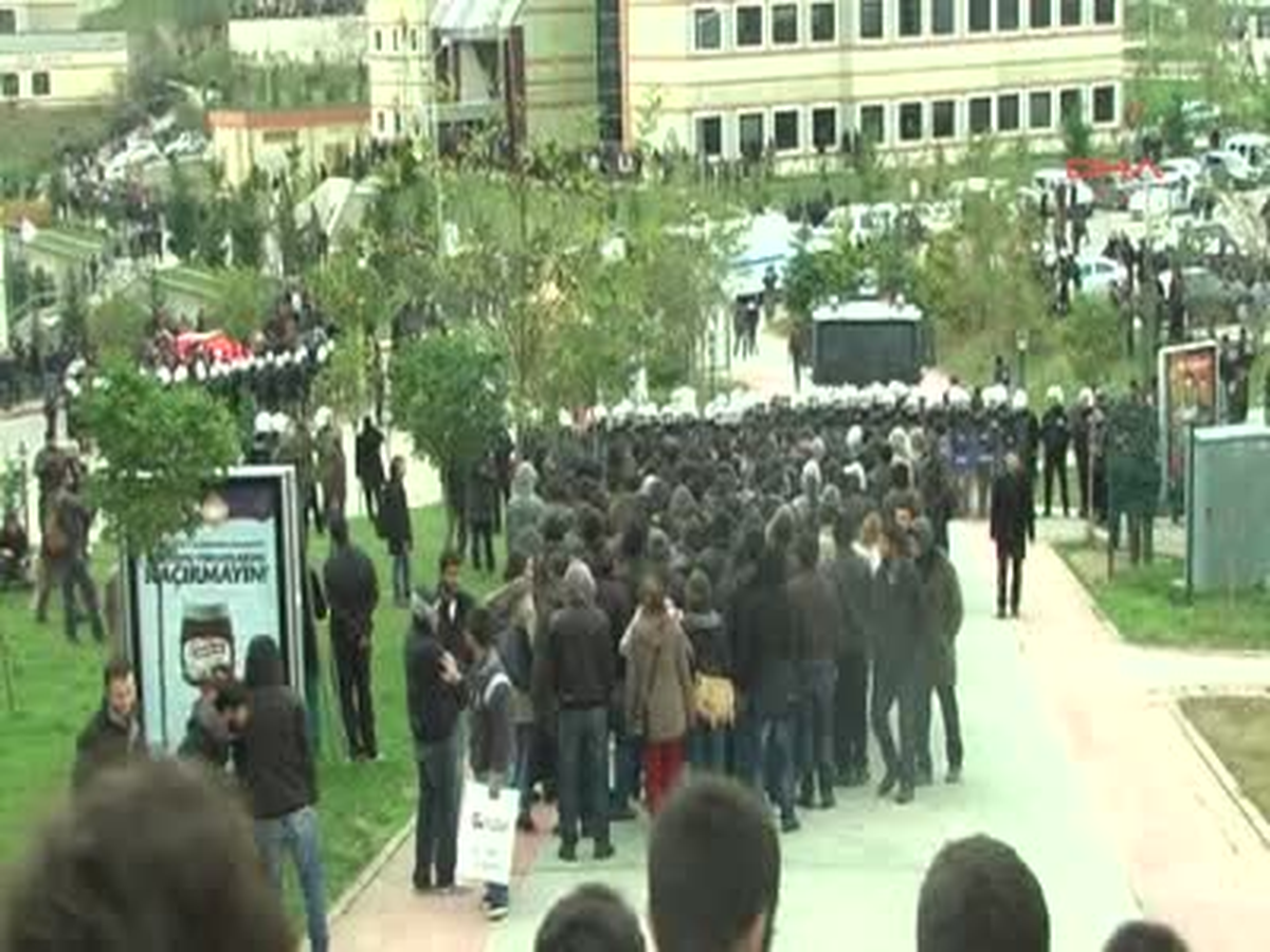 Kocaeli Üniversitesi\'nde Öğrenciler Arasında Tehlikeli Gerginlik