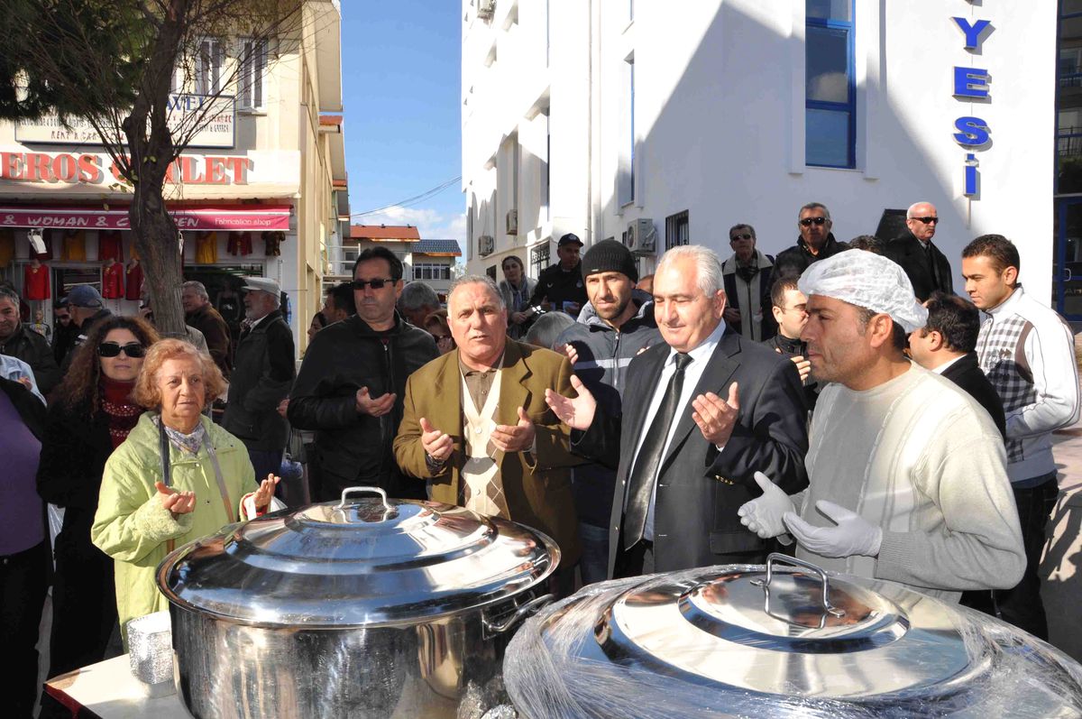 Kuşadası Belediyesi 15 Kazan Aşure Dağıttı