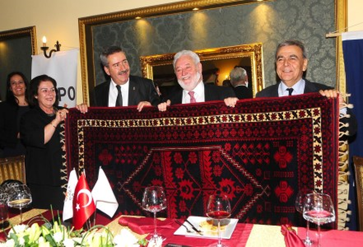 Loscarteles\'e "150 Yıllık Halı Armağan Ettiler