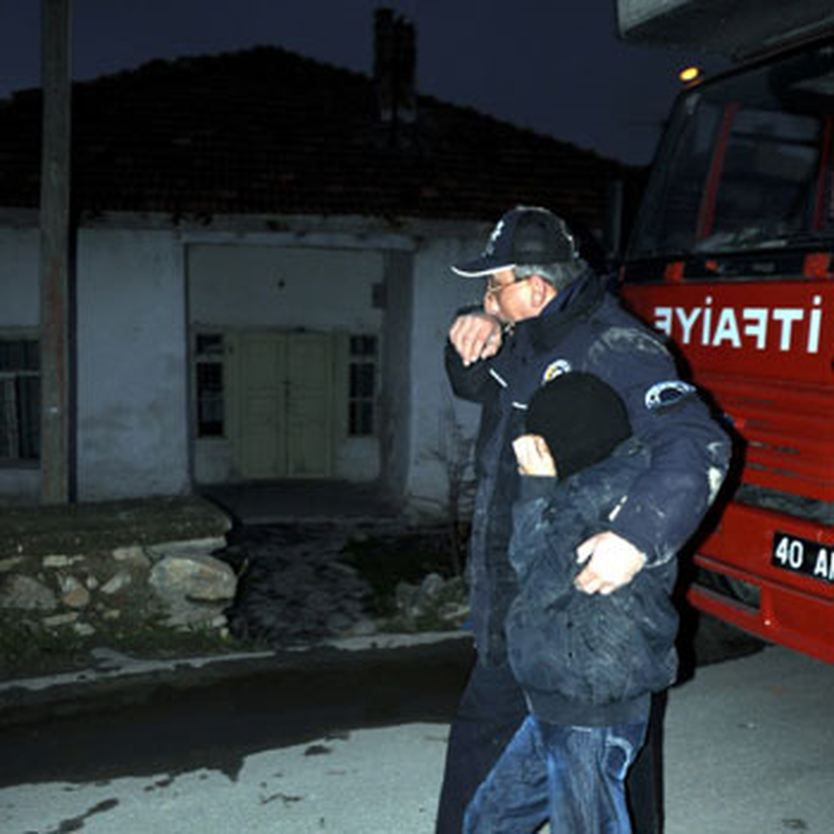 Metruk Evde Mahsur Kalan Çocuğu Polis Kurtardı