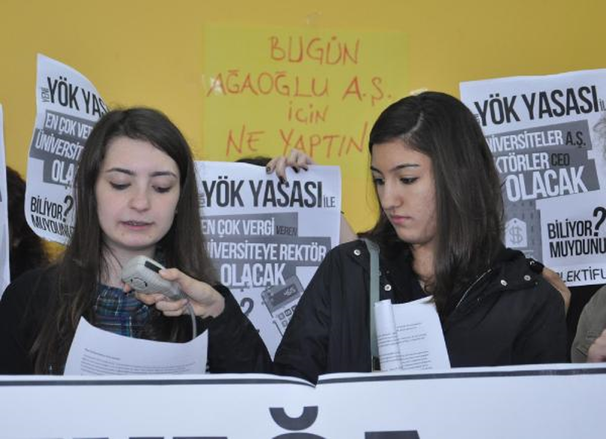 Öğrenciler Ali Ağaoğlu Taklidi Yapıp Ak Partiyi ve YÖK\'ü Protesto Etti