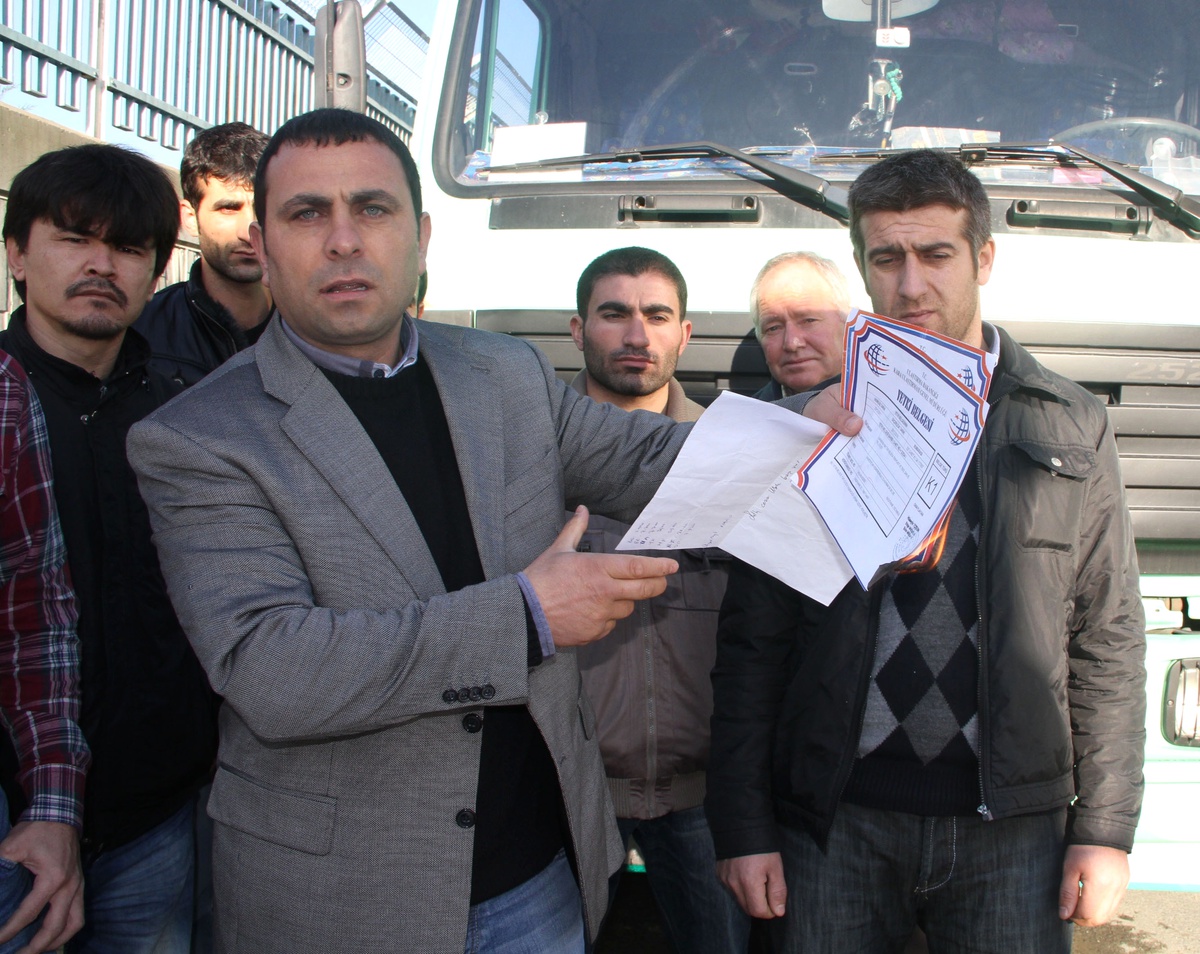 Tepki Olarak K1 Belgelerini Yaktı