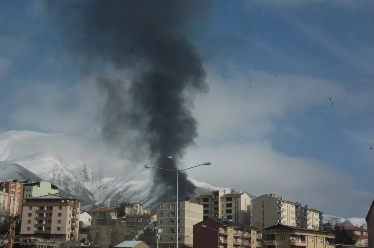 Park Halindeki Araç Yandı, Sahipleri İtfaiye Ekibine Saldırdı