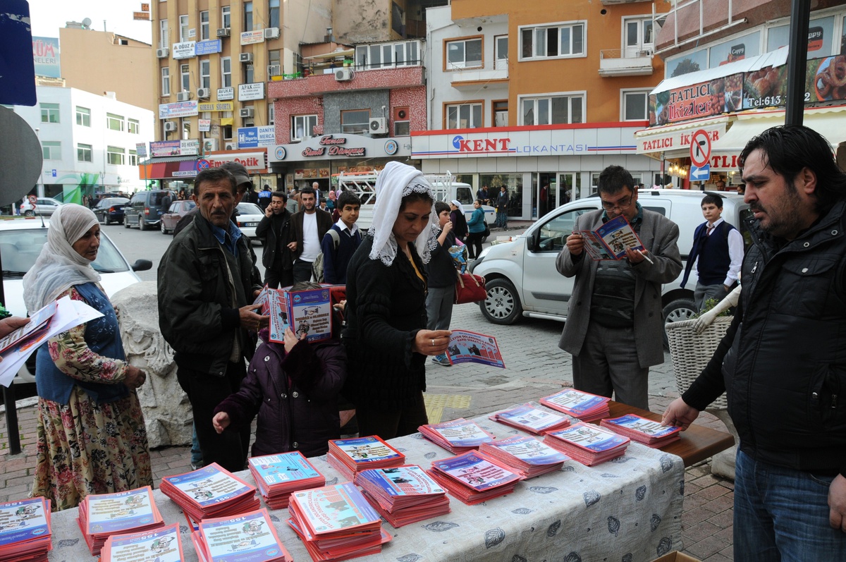 Tarsus\'ta Polis Vatandaşlara Uyarıcı Broşür Dağıttı