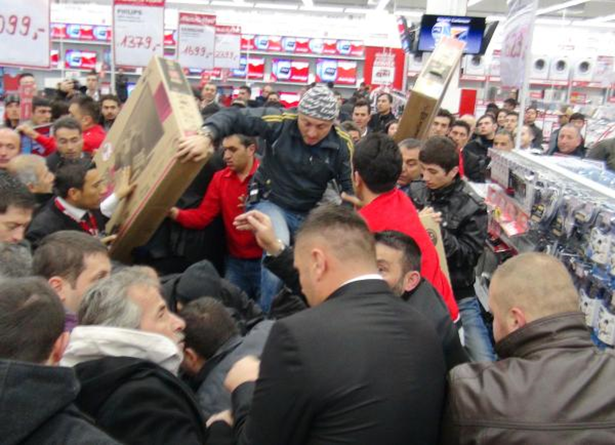 Teknoloji Mağazası Açılışında Televizyon İzdihamı