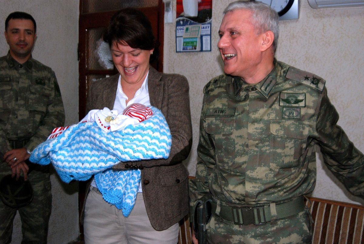 Tuğgeneralden Şehit Bebeğine Altın