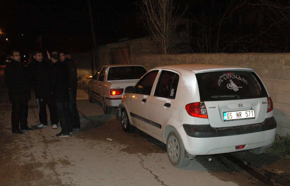 Van\'da 2 Araç Kundaklandı