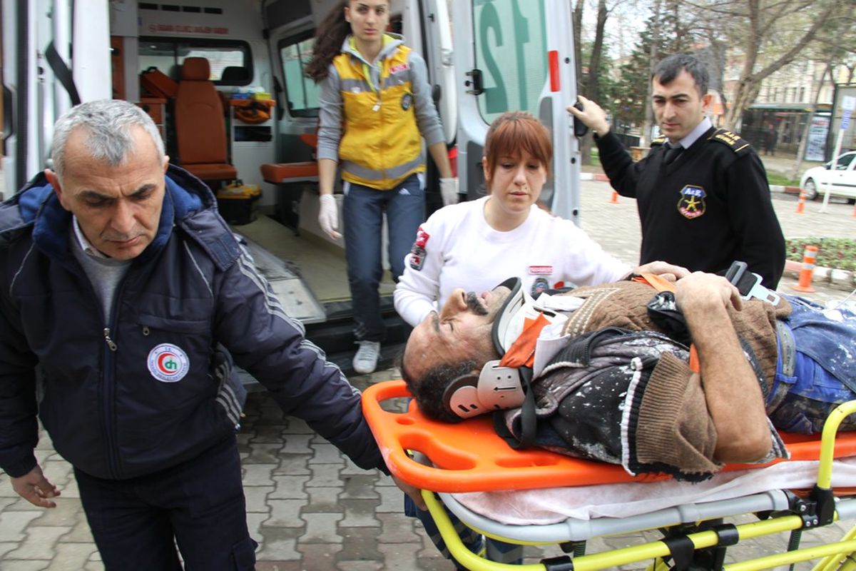Yalıtım Yaparken İskeleden Düşen İşçi Ağır Yaralandı
