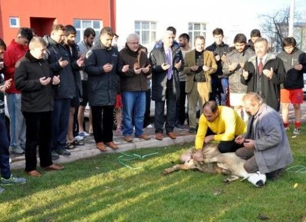 5 Sporcunun Ayağı Kırılan Kulüp, Kurban Kesti