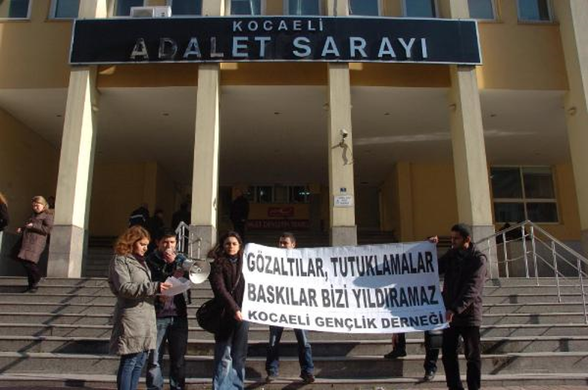 Adliye Önünde, Gözaltındakilere Destek Eylemi