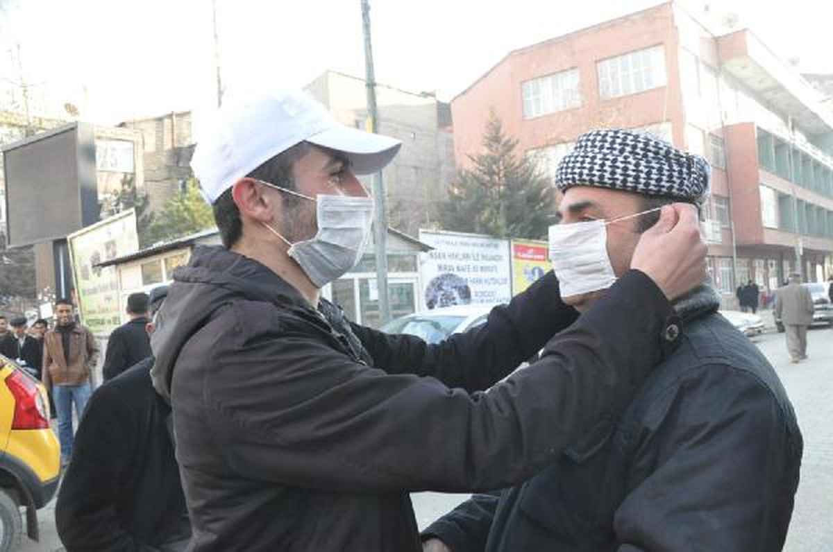 Ağızlarına Maske Takıp Kirliliğe Dikkat Çektiler