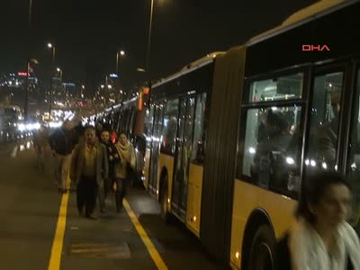 Bakırköy\'de Metrobüs Çilesi