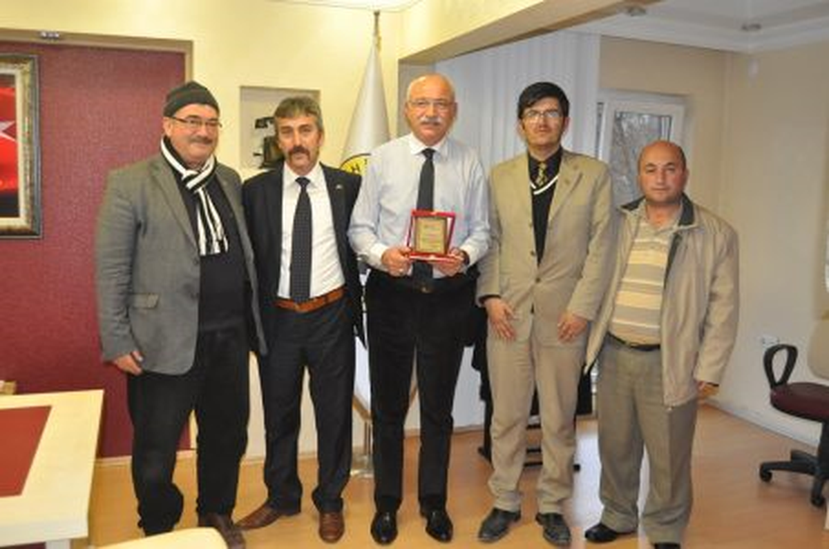 Başkan Çat\'a Gönül Gözü Derneği\'nden Teşekkür Plaketi
