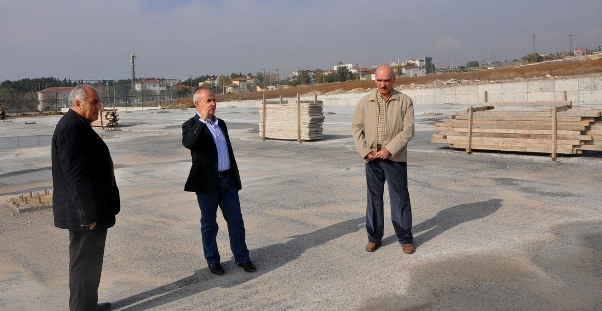 Başkanı Akgün, Güzelce\'de Yapımına Başlanan Halk Pazarını Denetledi