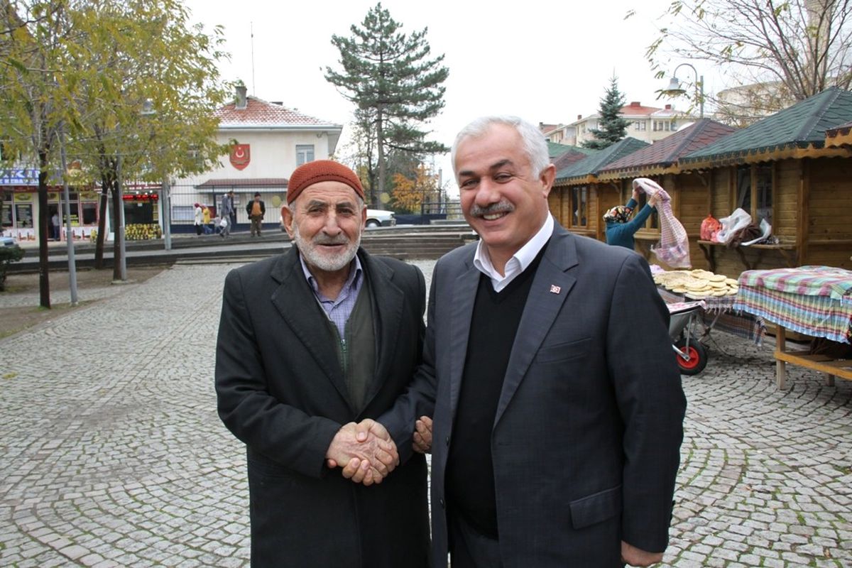 Çubuk\'ta Yeni Yapılan Ahşap Büfeler Sahiplerine Teslim Edildi