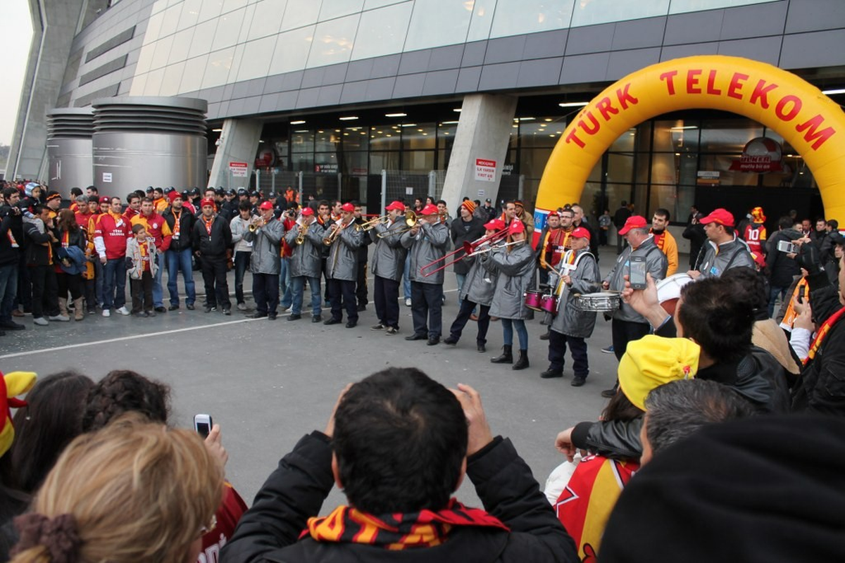 Derbi Coşkusu Türk Telekom Arena\'dan Sokaklara Taşıyor