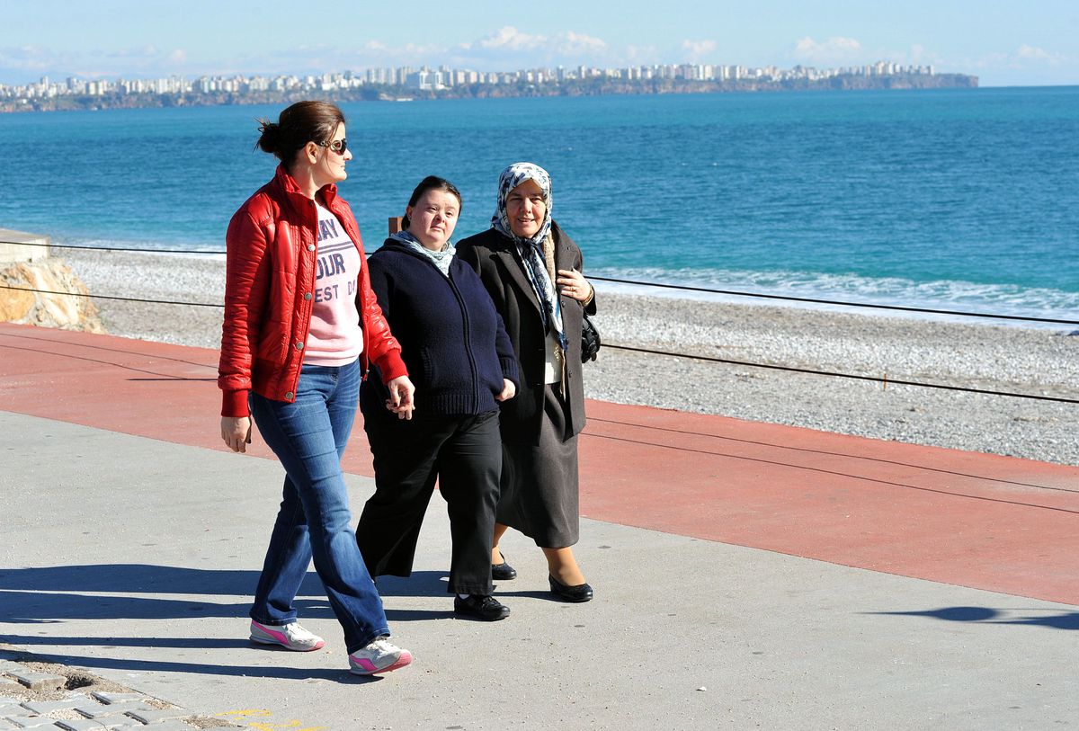 Doğu\'da Kar, Antalya\'da Güneşli Hava