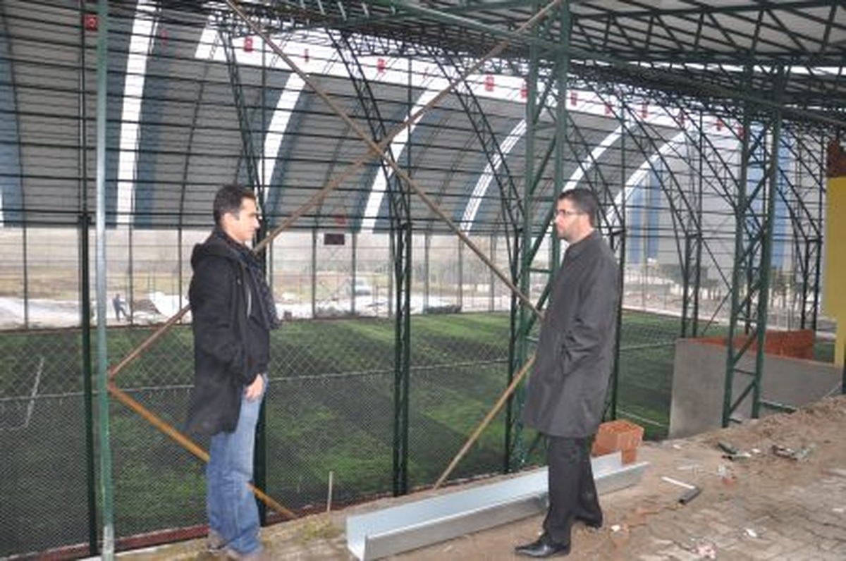 Dursunbey\'e Bölgenin En Büyük ve Modern Halısahası Yapıldı