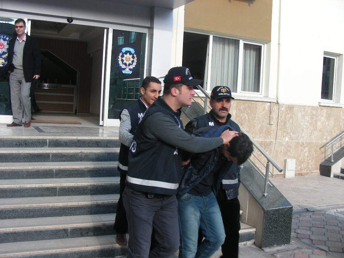 Hırsızlık Yaptıkları İddiasıyla Yakalanan 3 Kişi Tutuklandı