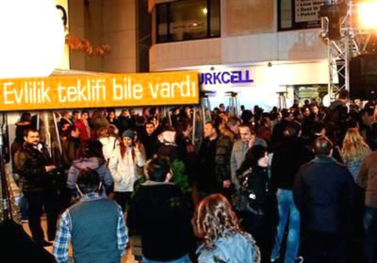 İphone 5\'in Türkiye Gece Satışına Büyük İlgi