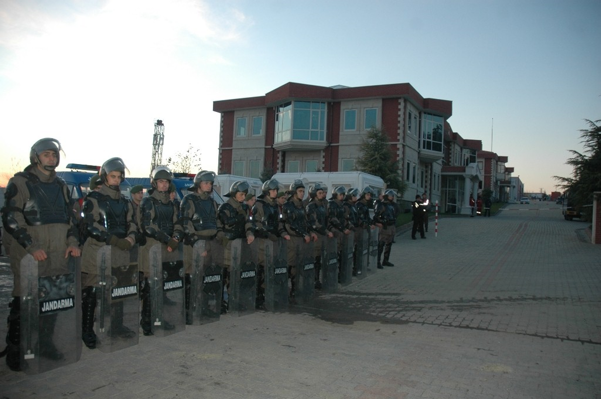 İşten Çıkartılan İşçiler Amerikan Şirketi Önünde Eylem Yaptı