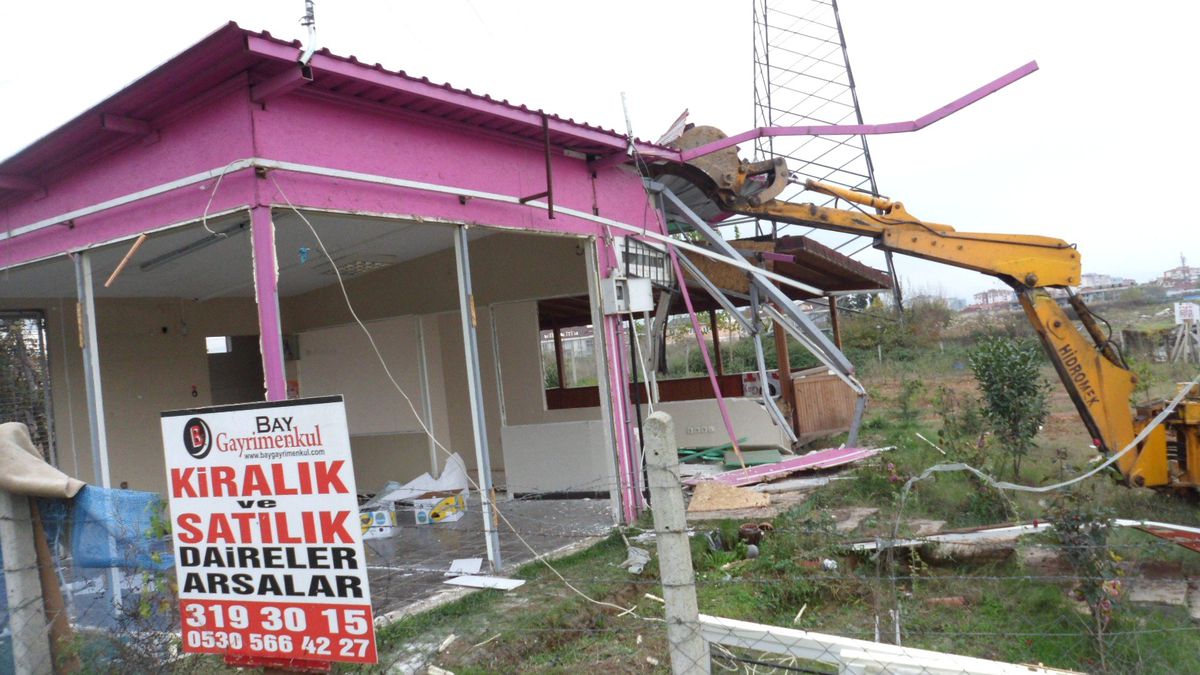 İzmit\'te Kaçak Yapı Emcümen Kararıyla Yıkıldı