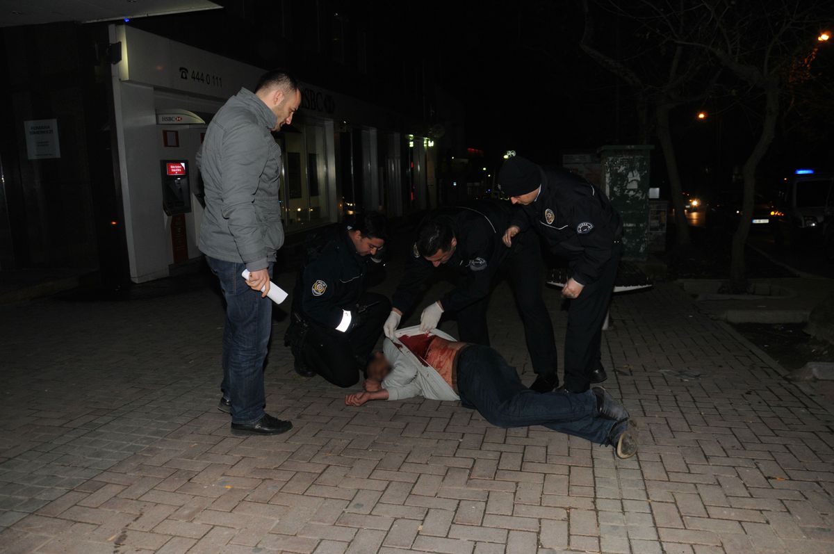Kaldırımda Yürürken Bıçakladılar
