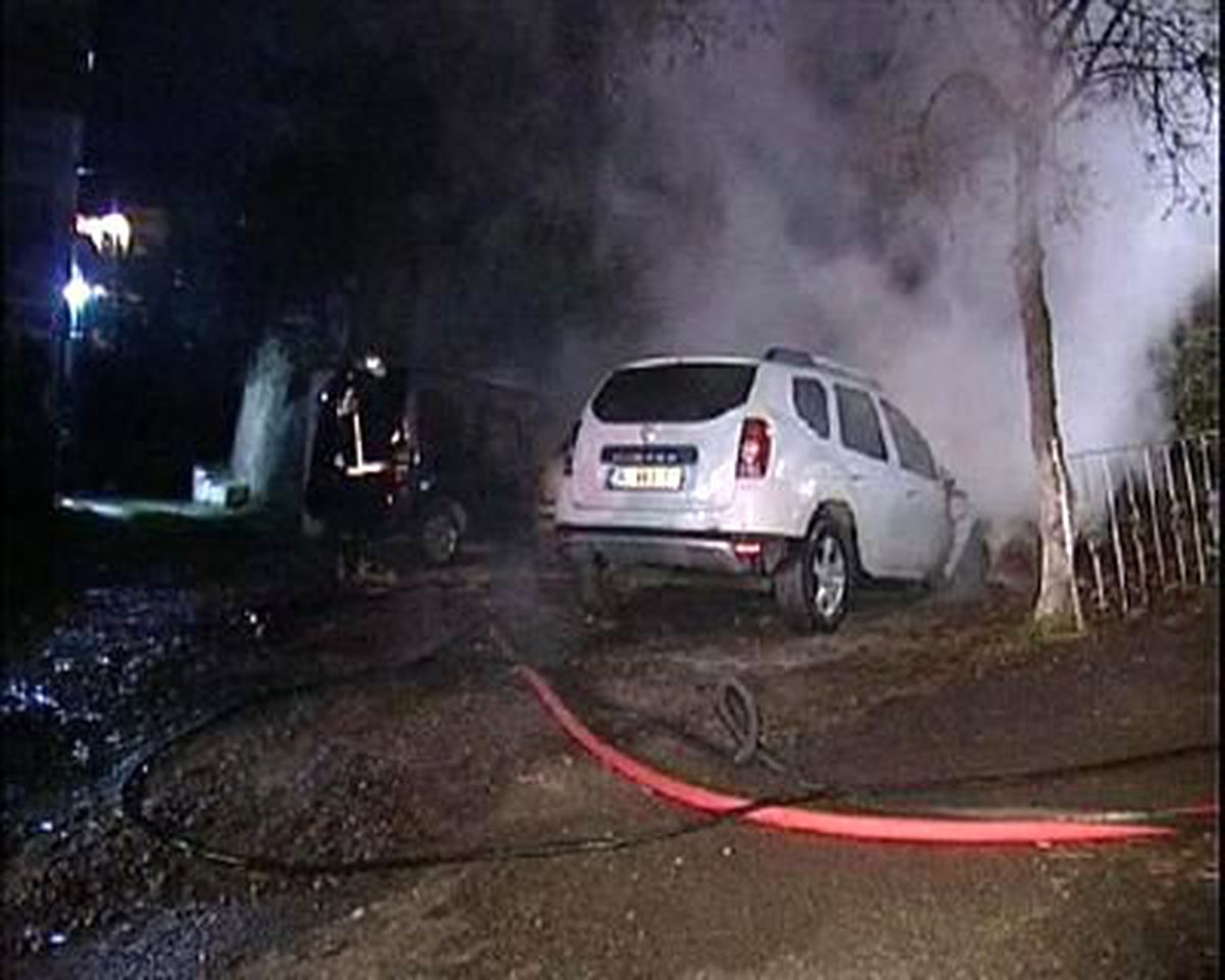Kartal\'da Park Halindeki 3 Araç Kundaklandı