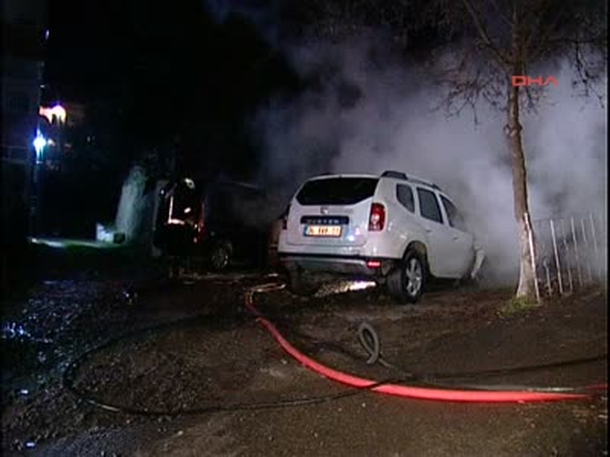 Kartal\'da Park Halindeki 3 Araç Kundaklandı Kamera.