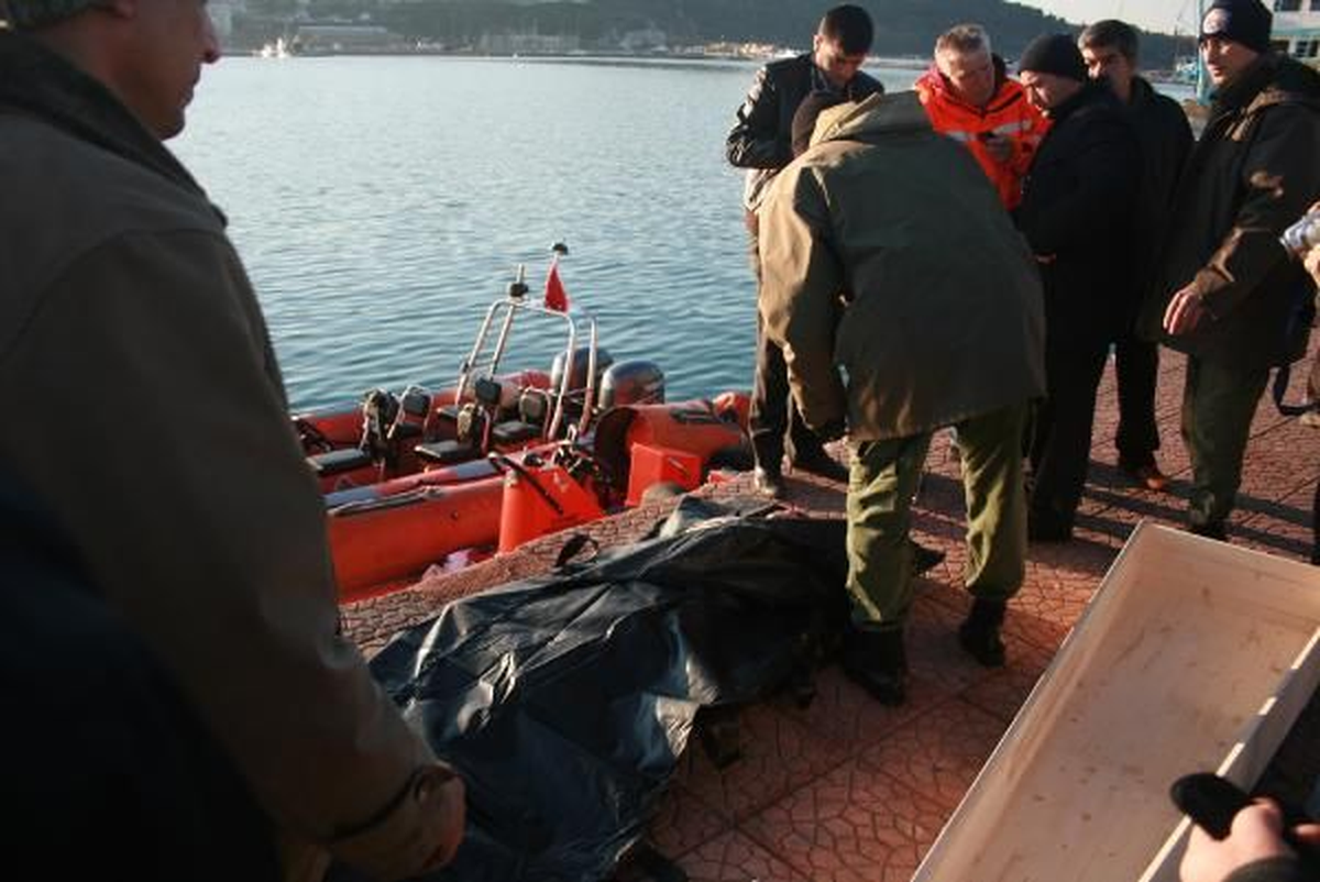 Kayıp Denizcinin Cesedi Kayalıklardan Çıkartıldı